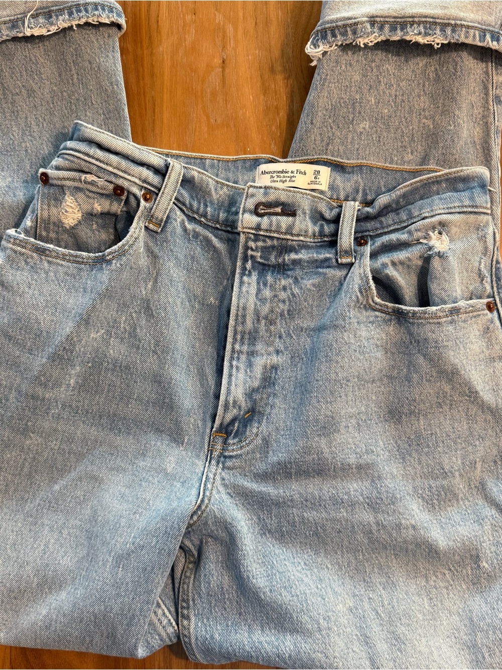 Abercrombie & Fitch Light Wash 90’s Straight Ultra High Rise Jeans 28 waist